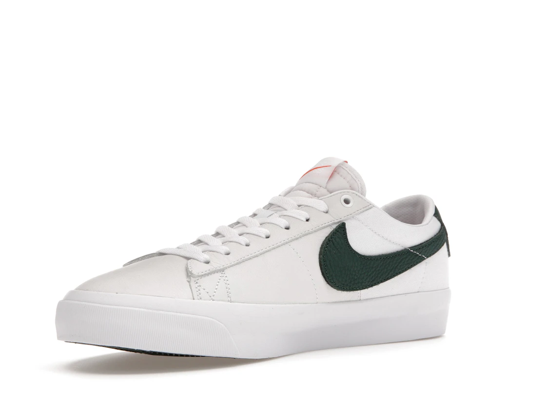 Vue 15 de Nike SB Zoom Blazer Low Pro GT ISO White Pro Green
