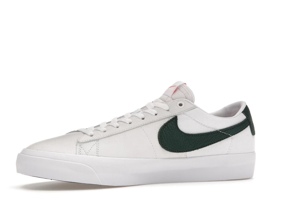 Vue 17 de Nike SB Zoom Blazer Low Pro GT ISO White Pro Green