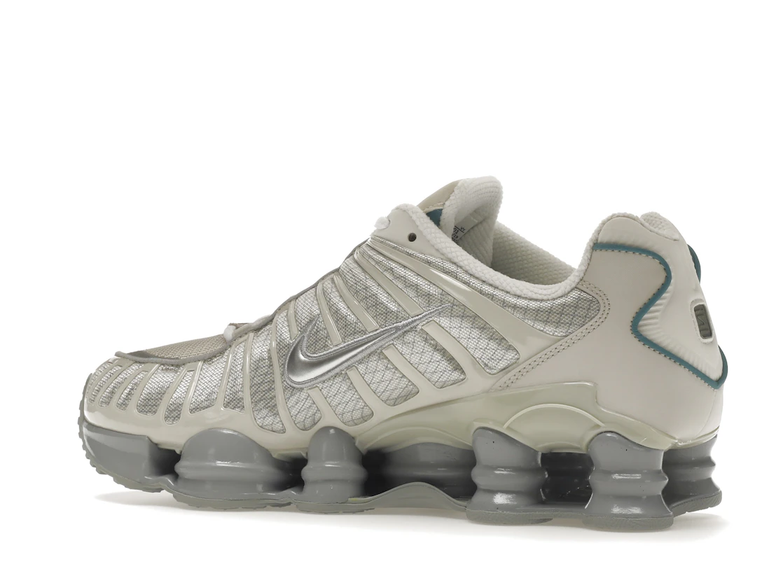 Vue 22 de Nike Shox TL Light Bone Metallic Silver Cool Grey