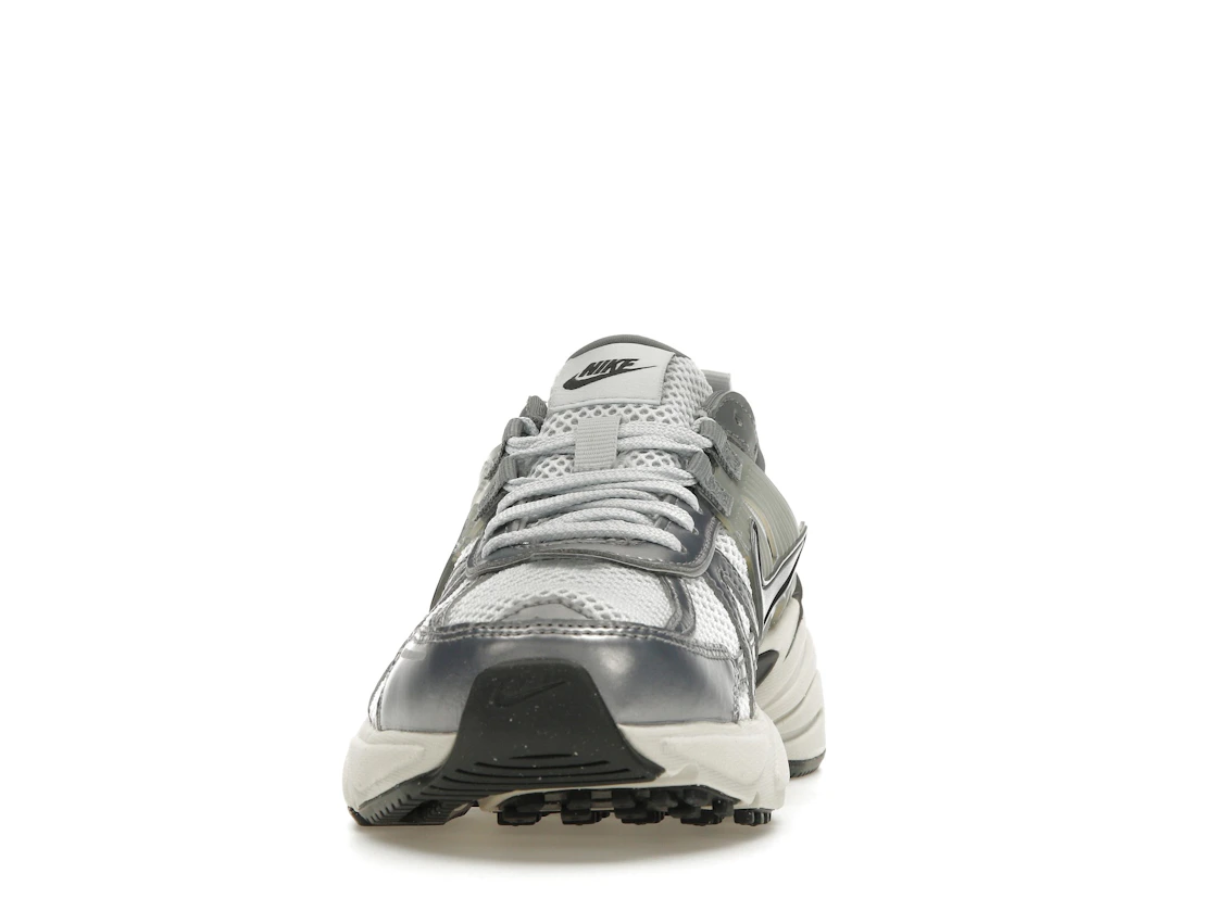 Vue 11 de Nike V2K Run Pure Platinum Wolf Grey 