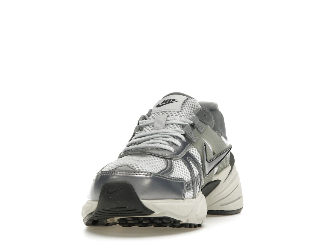 Vue 12 de Nike V2K Run Pure Platinum Wolf Grey 
