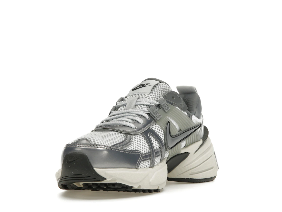 Vue 13 de Nike V2K Run Pure Platinum Wolf Grey 