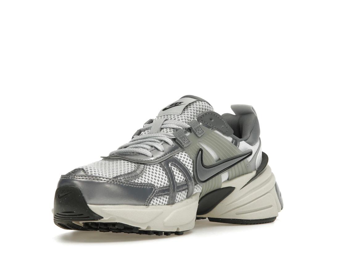 Vue 14 de Nike V2K Run Pure Platinum Wolf Grey 