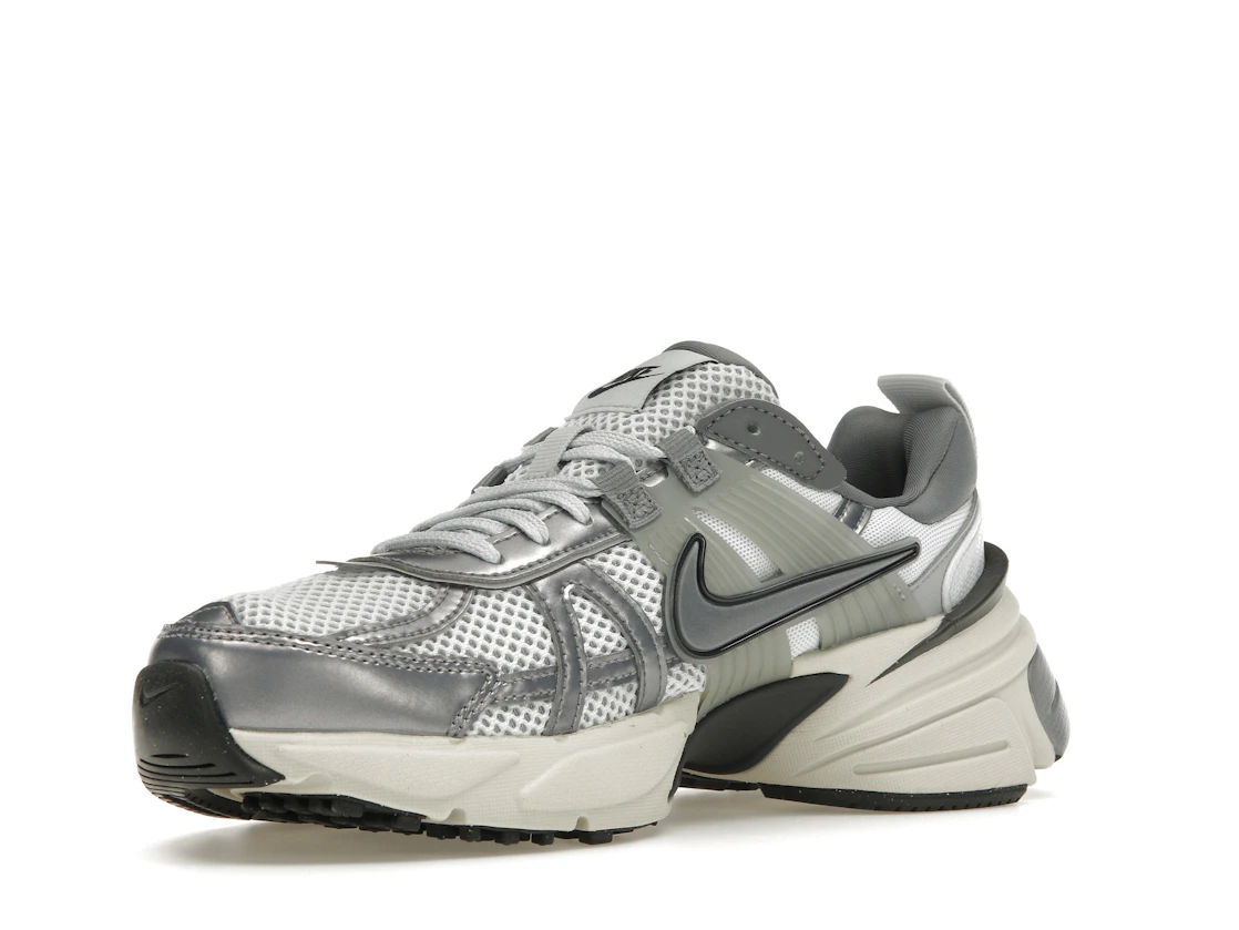 Vue 15 de Nike V2K Run Pure Platinum Wolf Grey 