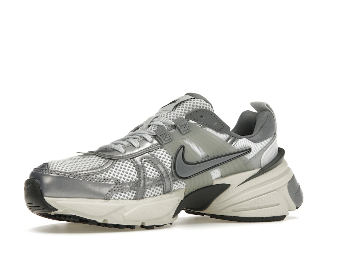 Vue 16 de Nike V2K Run Pure Platinum Wolf Grey 