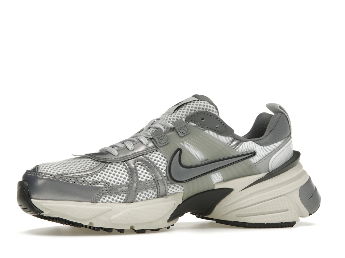 Vue 17 de Nike V2K Run Pure Platinum Wolf Grey 