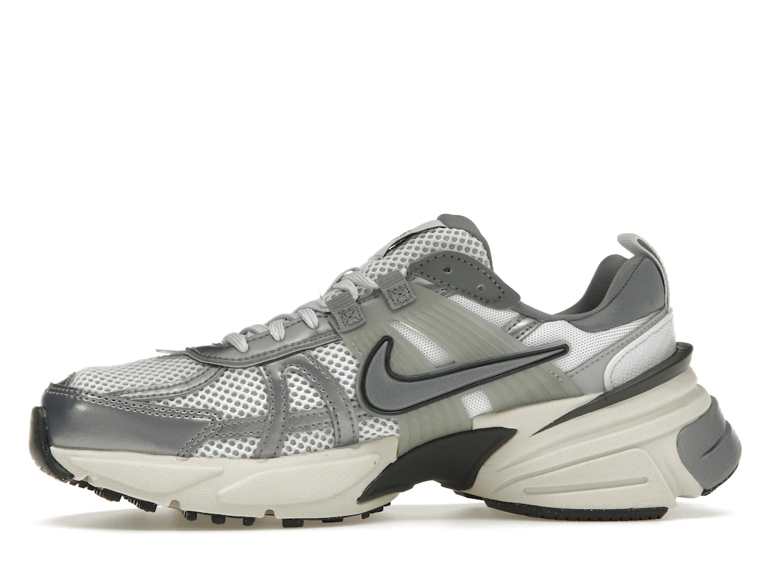 Vue 18 de Nike V2K Run Pure Platinum Wolf Grey 