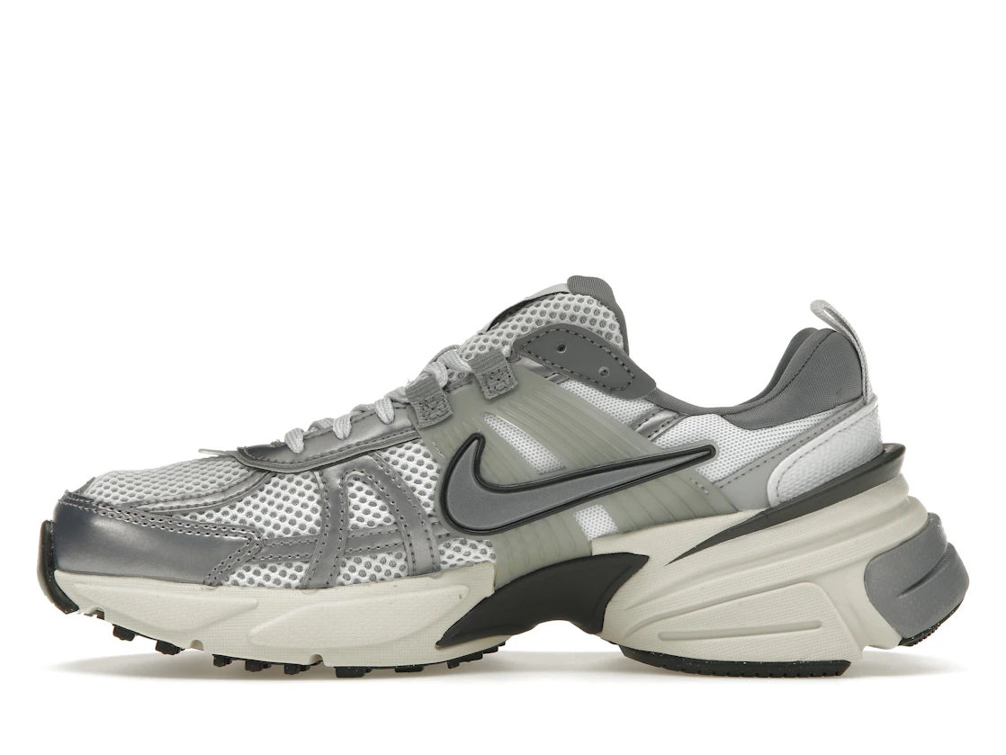 Vue 19 de Nike V2K Run Pure Platinum Wolf Grey 