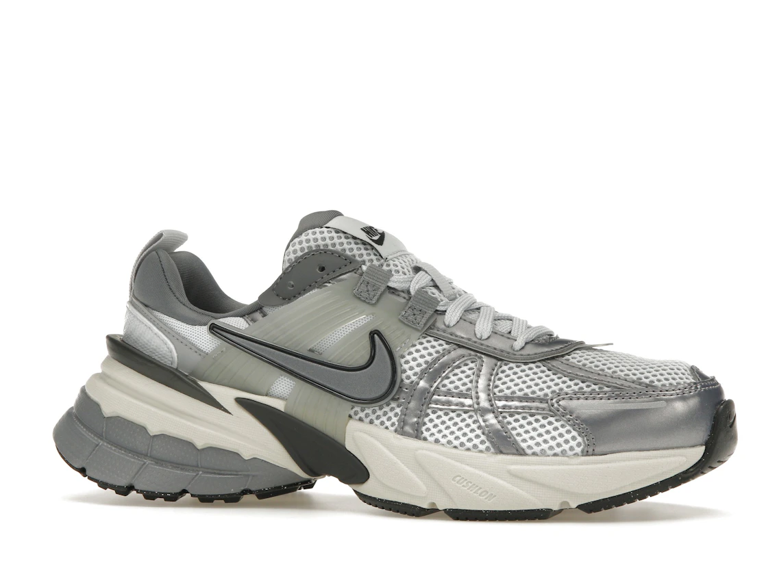 Vue 3 de Nike V2K Run Pure Platinum Wolf Grey 