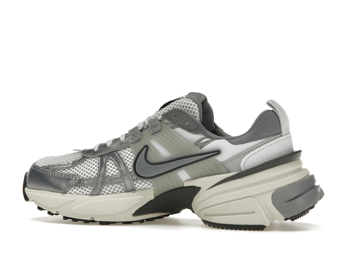 Vue 21 de Nike V2K Run Pure Platinum Wolf Grey 