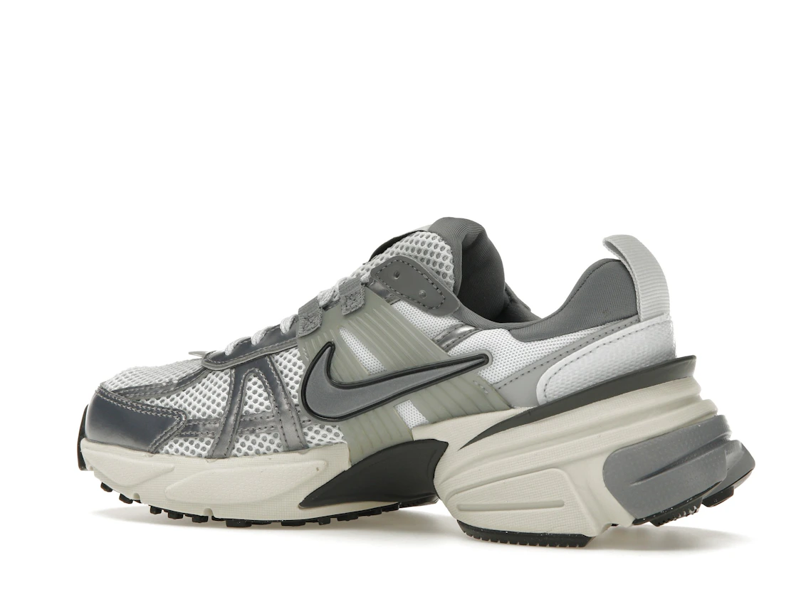 Vue 22 de Nike V2K Run Pure Platinum Wolf Grey 