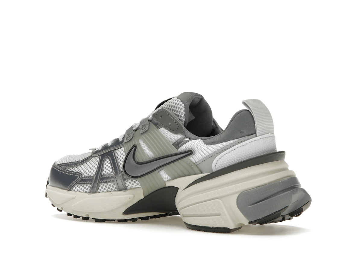 Vue 23 de Nike V2K Run Pure Platinum Wolf Grey 