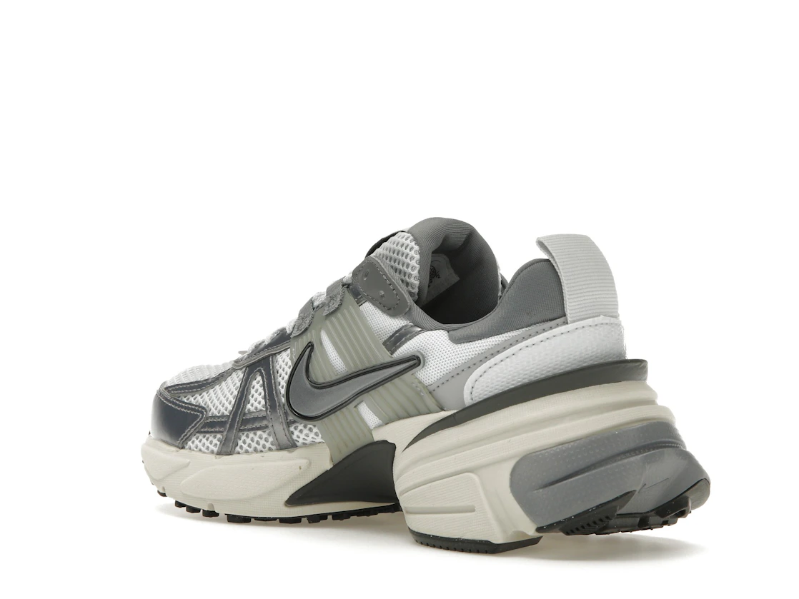 Vue 24 de Nike V2K Run Pure Platinum Wolf Grey 