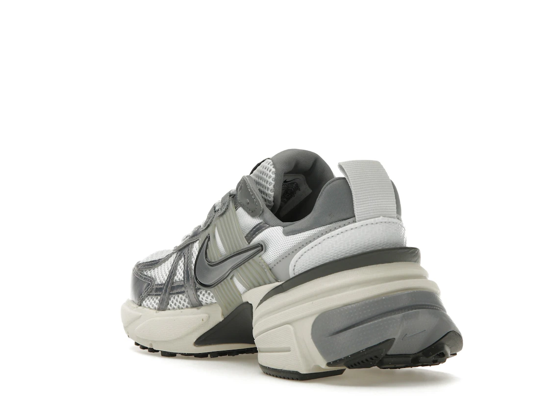 Vue 25 de Nike V2K Run Pure Platinum Wolf Grey 
