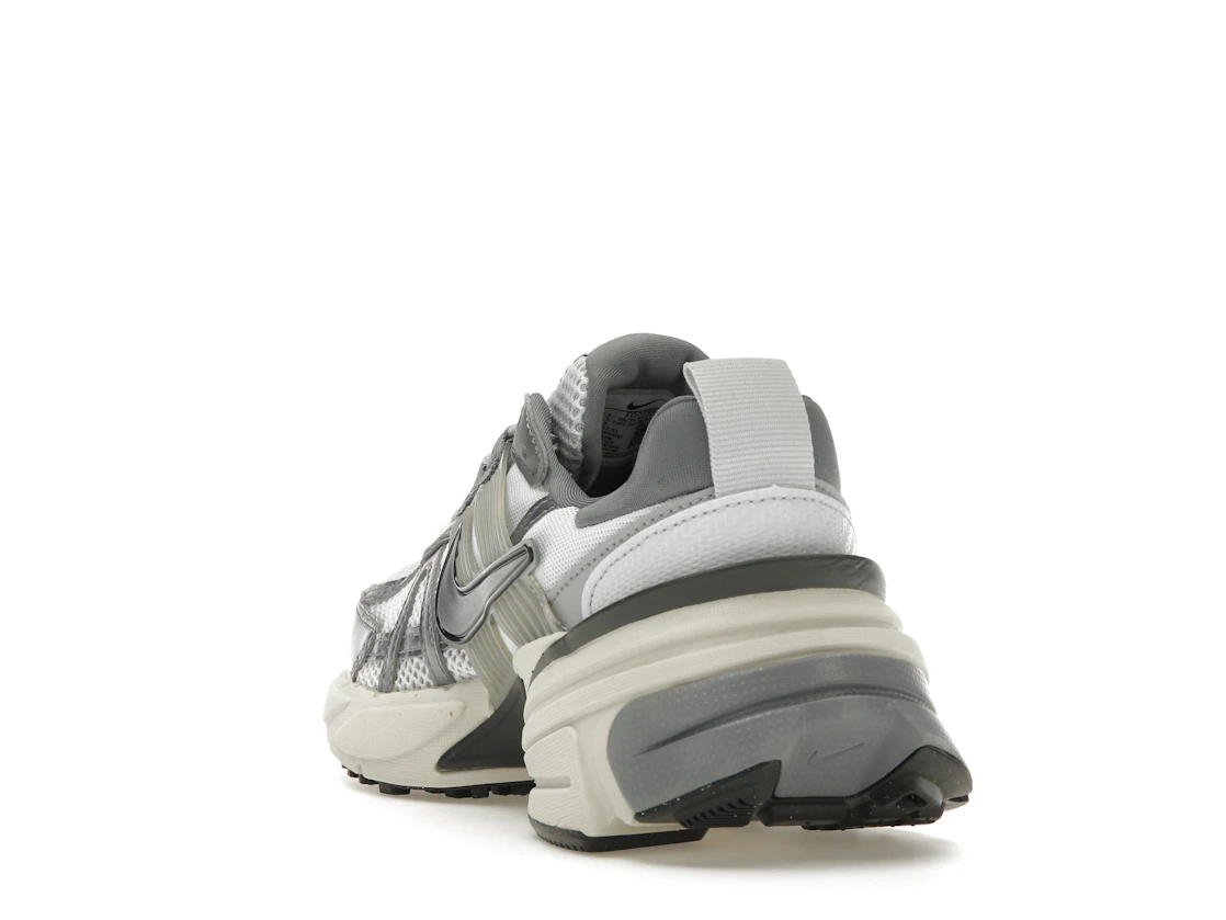 Vue 26 de Nike V2K Run Pure Platinum Wolf Grey 