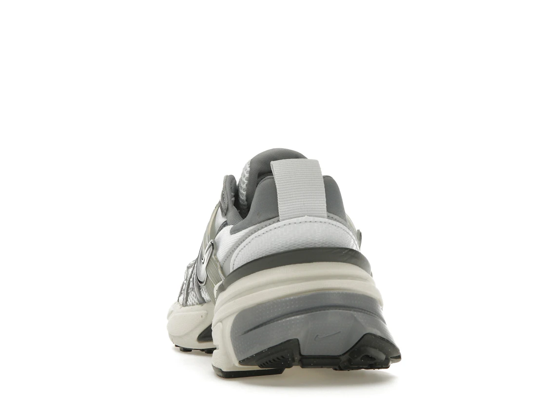 Vue 27 de Nike V2K Run Pure Platinum Wolf Grey 
