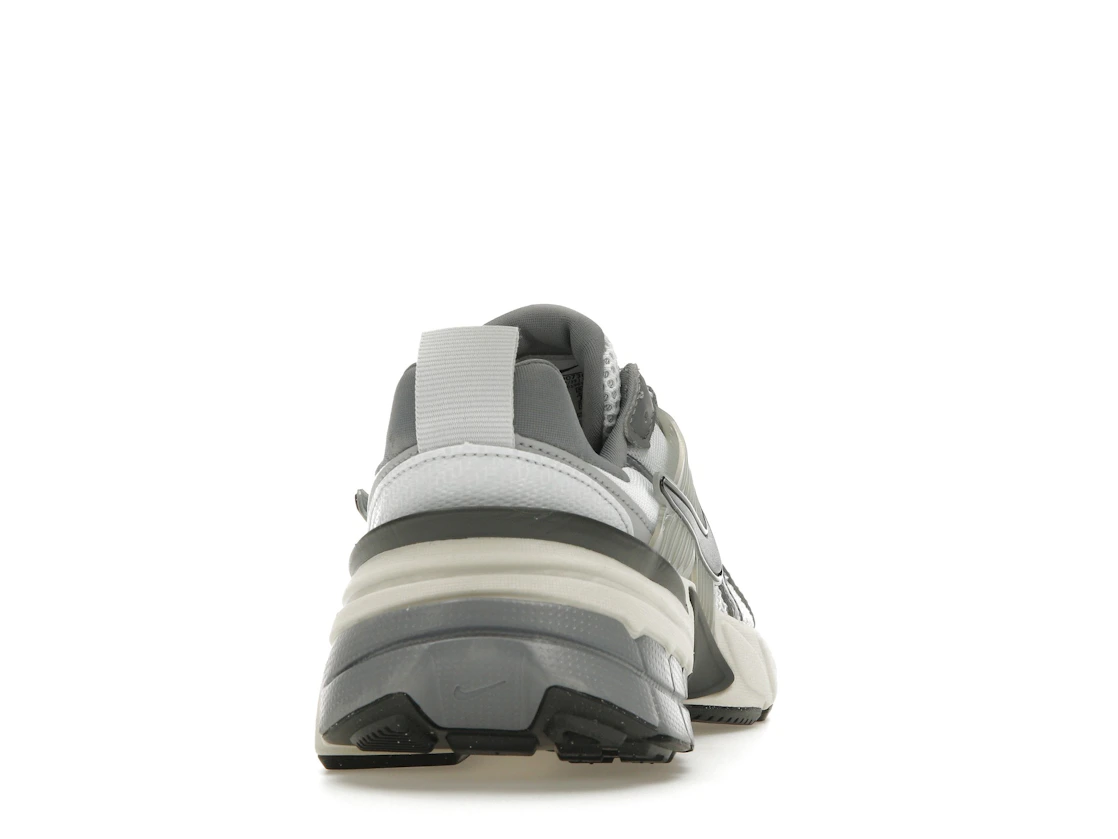 Vue 29 de Nike V2K Run Pure Platinum Wolf Grey 