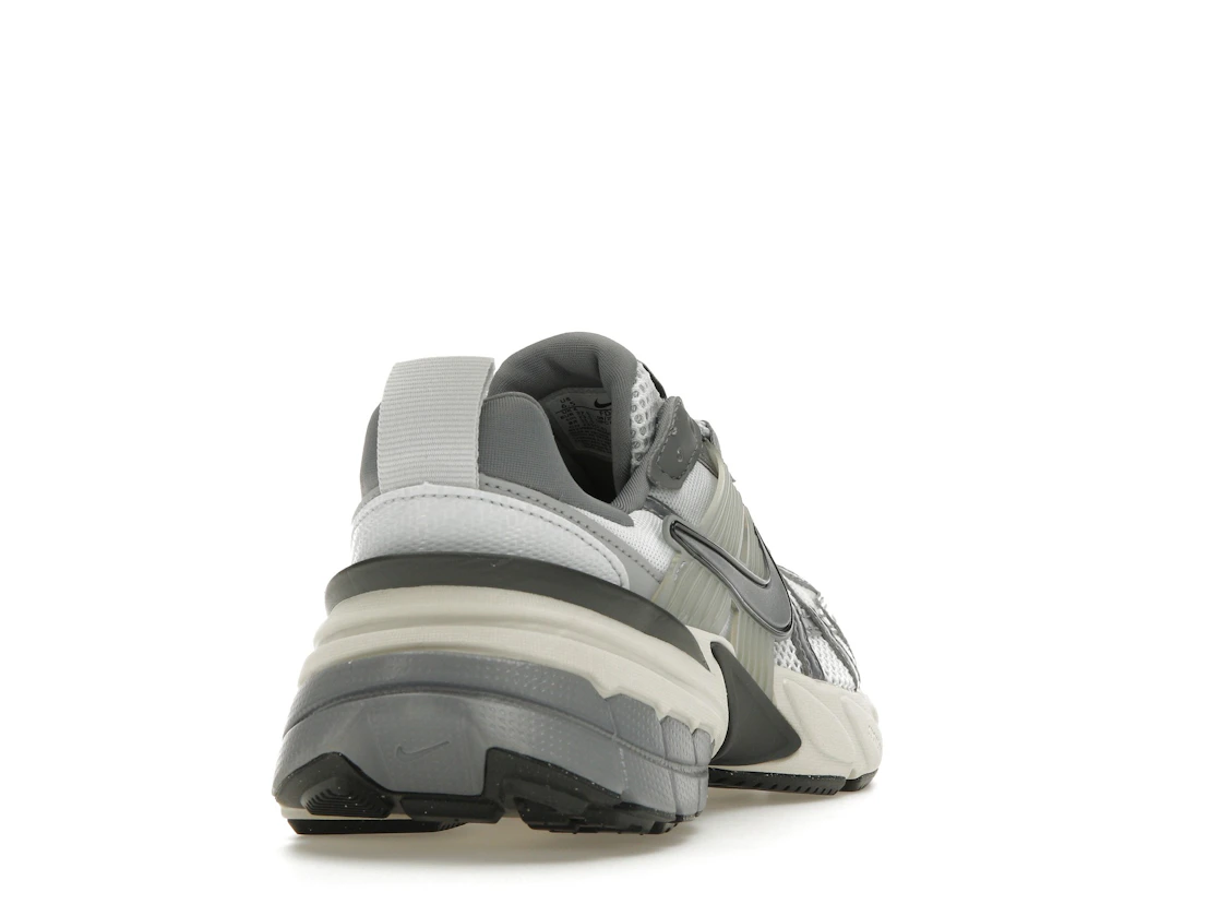 Vue 30 de Nike V2K Run Pure Platinum Wolf Grey 