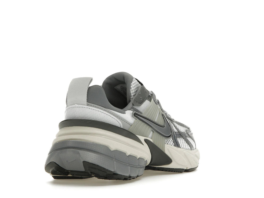 Vue 31 de Nike V2K Run Pure Platinum Wolf Grey 