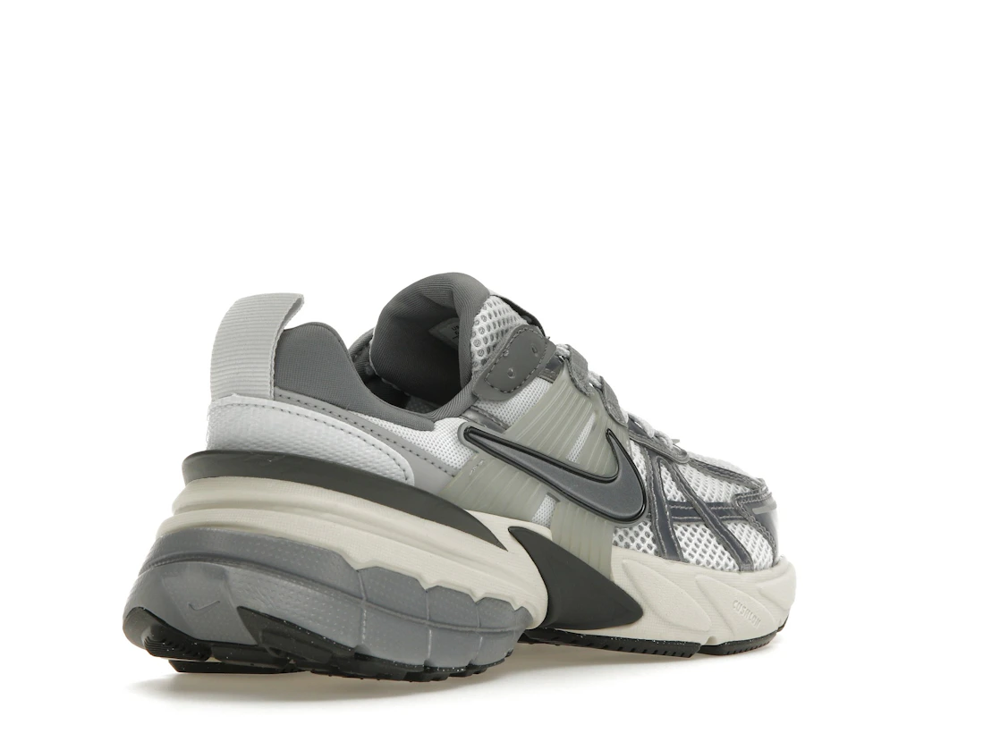 Vue 32 de Nike V2K Run Pure Platinum Wolf Grey 