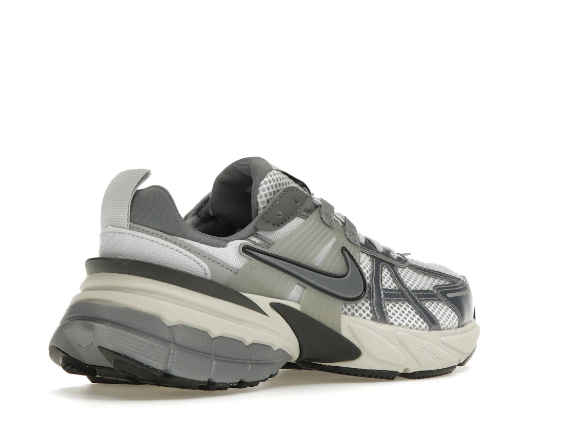 Vue 33 de Nike V2K Run Pure Platinum Wolf Grey 