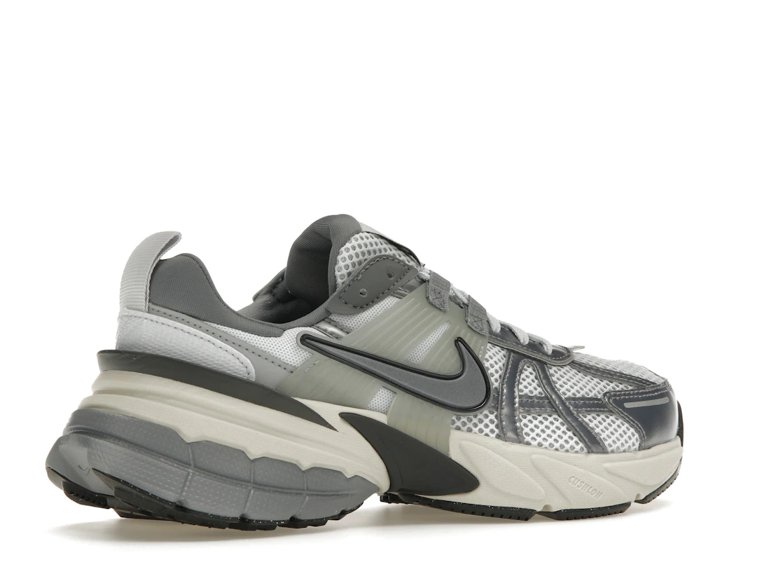Vue 34 de Nike V2K Run Pure Platinum Wolf Grey 