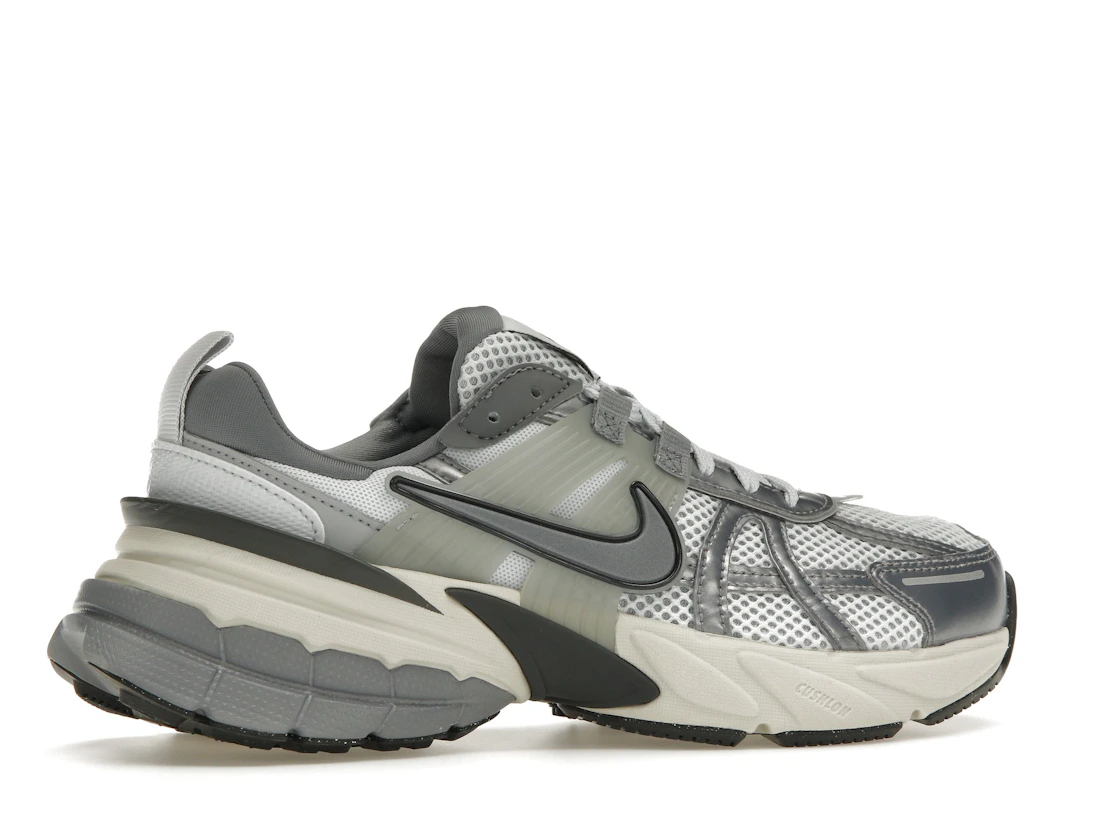 Vue 35 de Nike V2K Run Pure Platinum Wolf Grey 