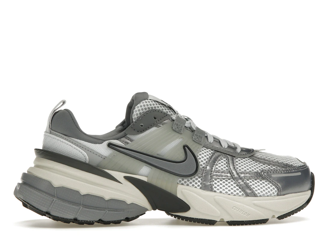 Vue 36 de Nike V2K Run Pure Platinum Wolf Grey 