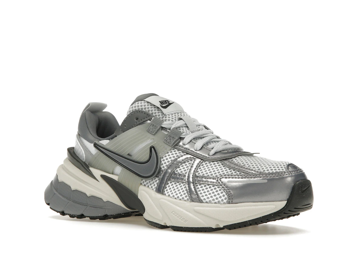 Vue 5 de Nike V2K Run Pure Platinum Wolf Grey 