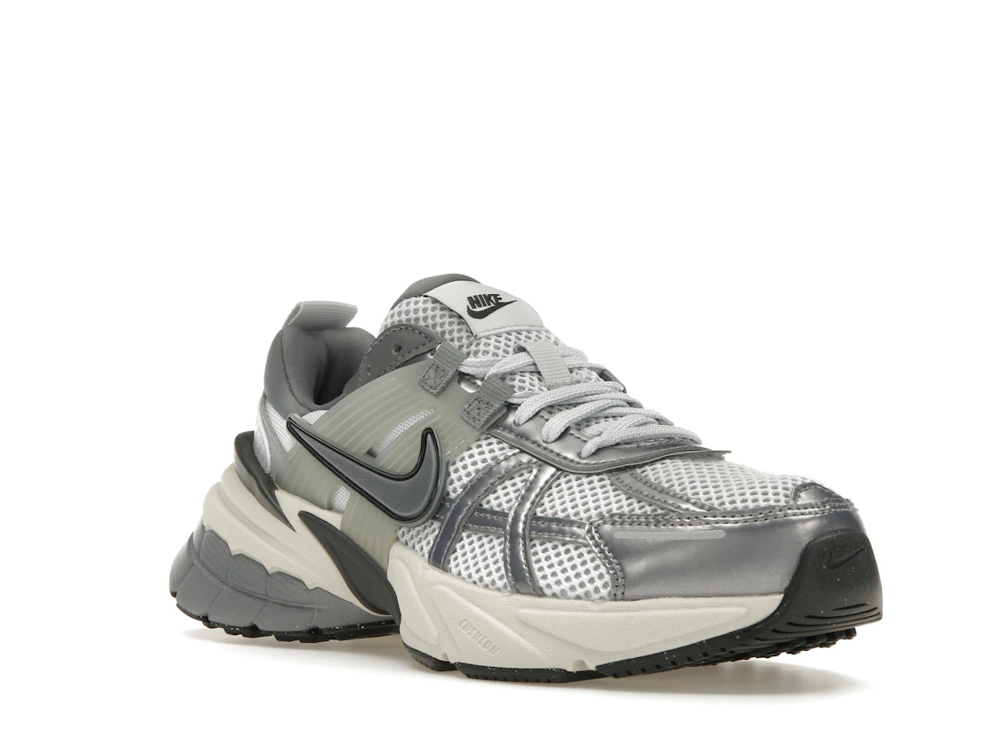 Vue 6 de Nike V2K Run Pure Platinum Wolf Grey 