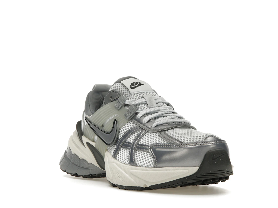 Vue 7 de Nike V2K Run Pure Platinum Wolf Grey 