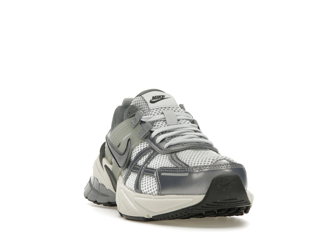 Vue 8 de Nike V2K Run Pure Platinum Wolf Grey 
