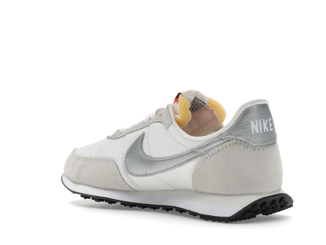 Vue 24 de Nike Waffle Trainer 2 White Metal Silver 