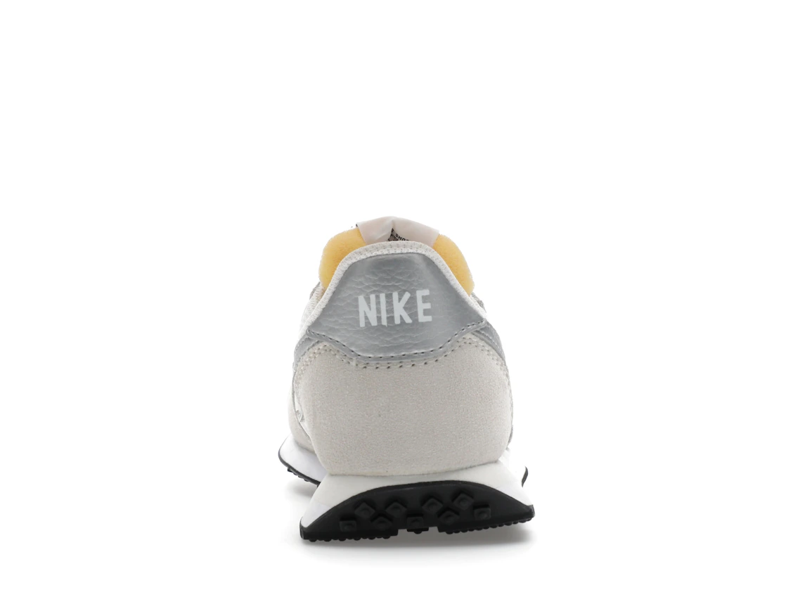 Vue 28 de Nike Waffle Trainer 2 White Metal Silver 