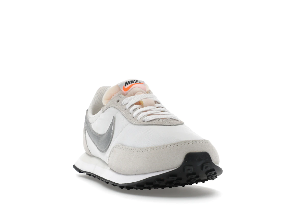 Vue 8 de Nike Waffle Trainer 2 White Metal Silver 
