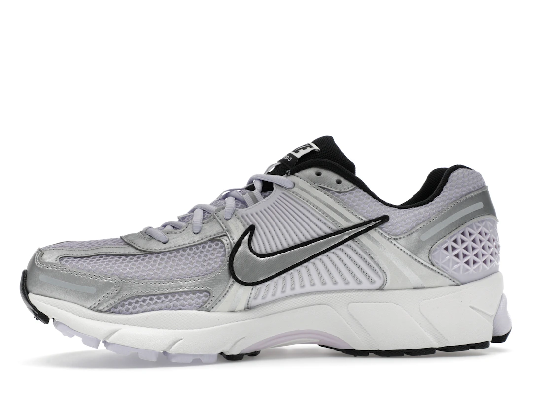 Vue 18 de Nike Zoom Vomero 5 Barely Grape Photon Dust Summit White Metallic Silver 