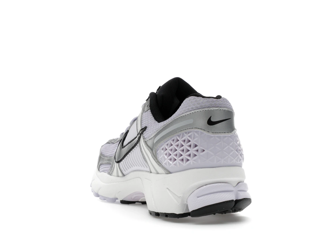 Vue 26 de Nike Zoom Vomero 5 Barely Grape Photon Dust Summit White Metallic Silver 
