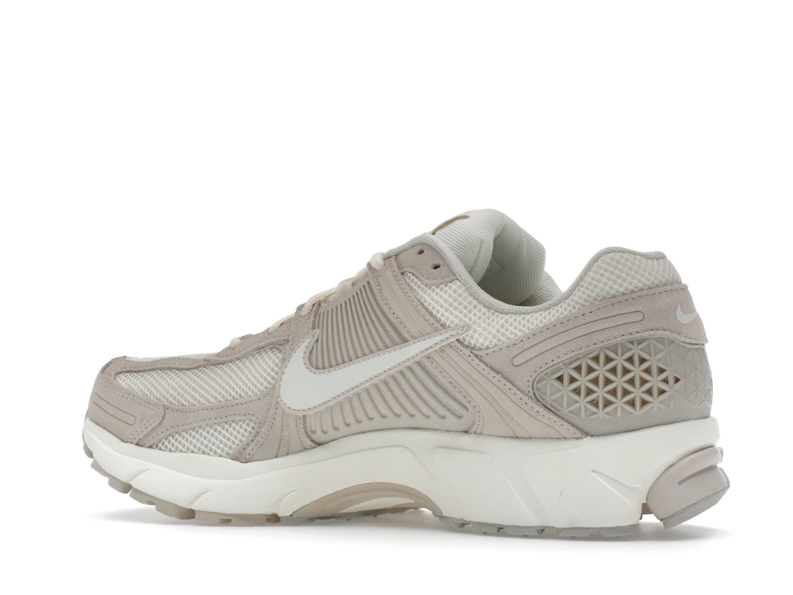 Vue 22 de Nike Zoom Vomero 5 Light Orewood Brown