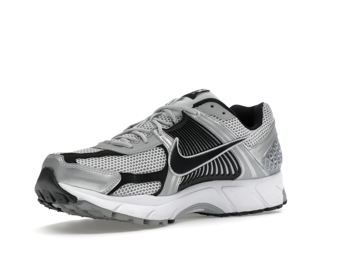 Vue 15 de Nike Zoom Vomero 5 Metallic Silver Black