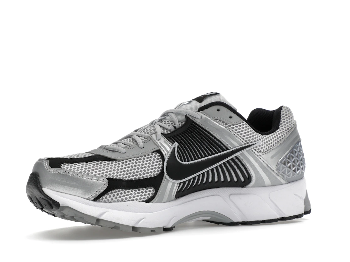 Vue 16 de Nike Zoom Vomero 5 Metallic Silver Black