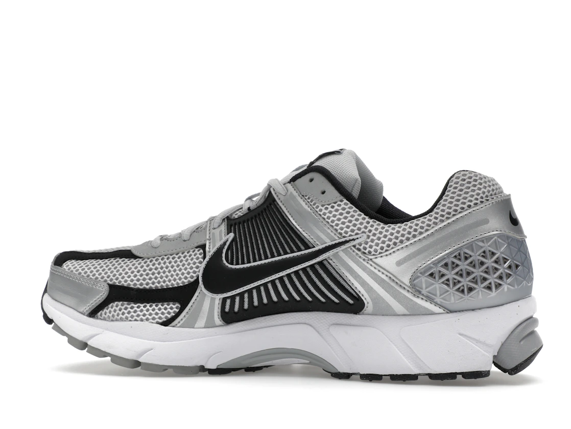 Vue 21 de Nike Zoom Vomero 5 Metallic Silver Black
