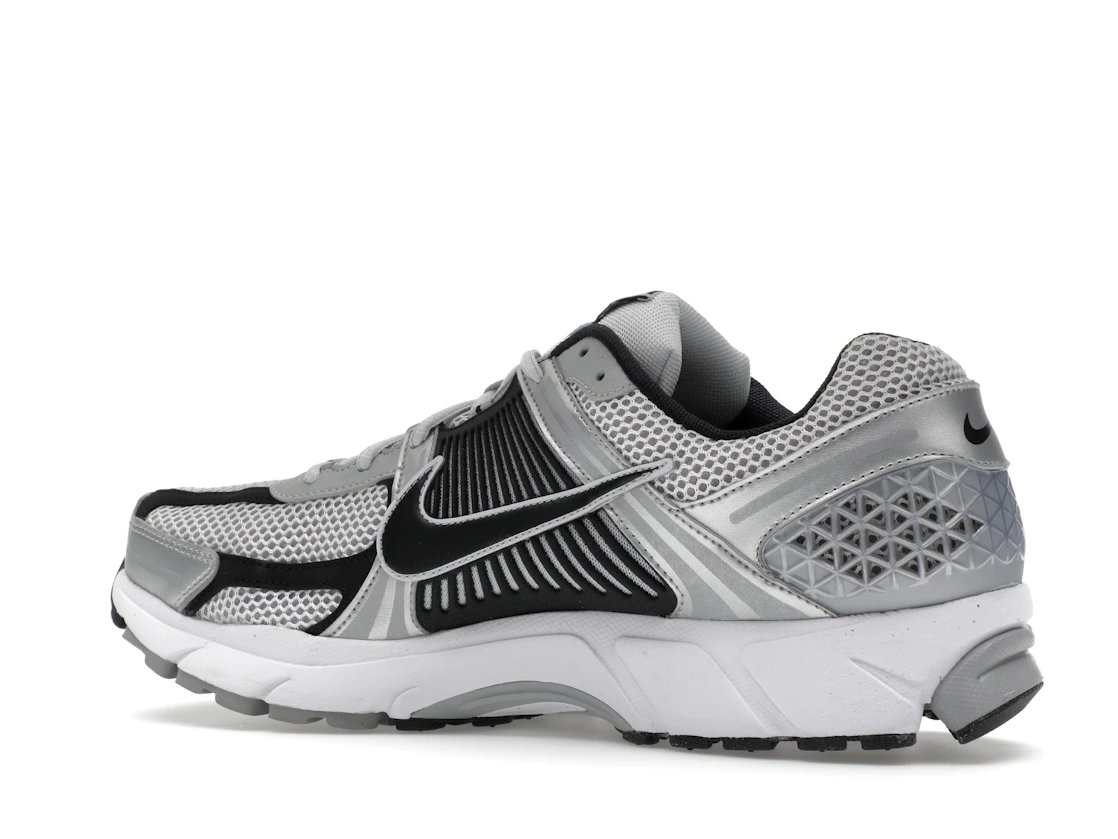 Vue 22 de Nike Zoom Vomero 5 Metallic Silver Black