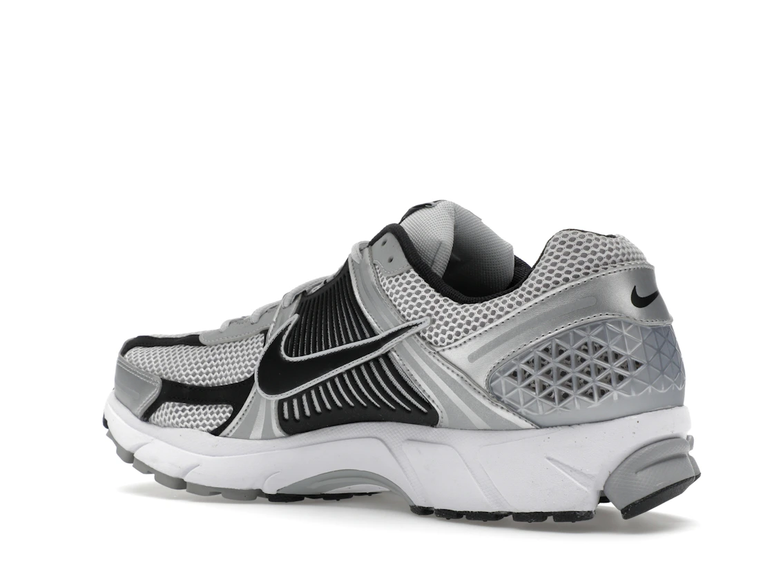Vue 23 de Nike Zoom Vomero 5 Metallic Silver Black