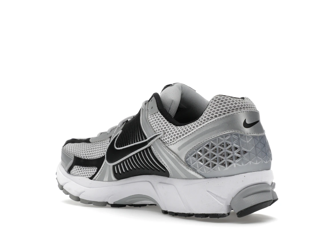 Vue 24 de Nike Zoom Vomero 5 Metallic Silver Black