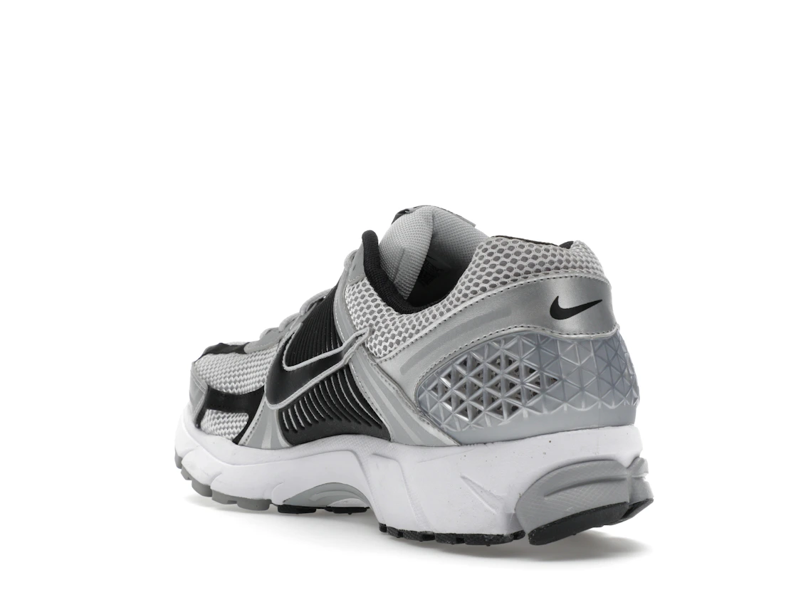 Vue 25 de Nike Zoom Vomero 5 Metallic Silver Black