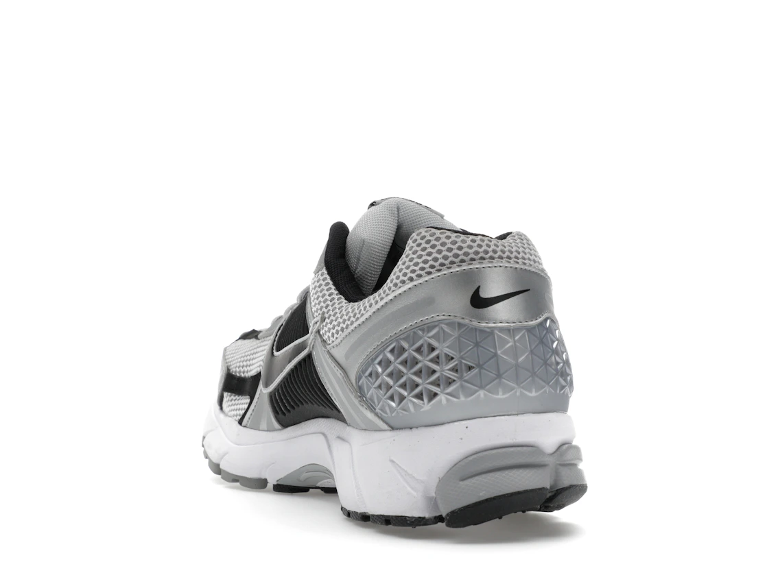 Vue 26 de Nike Zoom Vomero 5 Metallic Silver Black