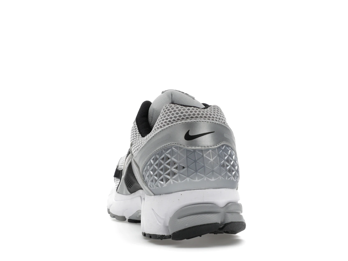 Vue 27 de Nike Zoom Vomero 5 Metallic Silver Black