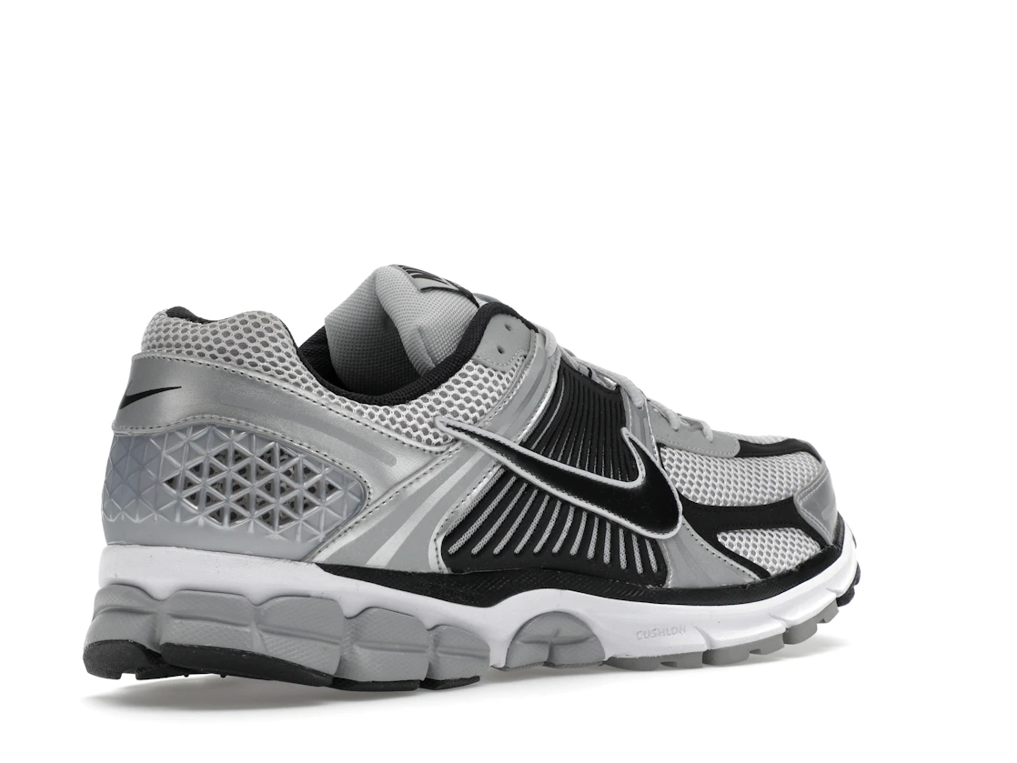 Vue 33 de Nike Zoom Vomero 5 Metallic Silver Black