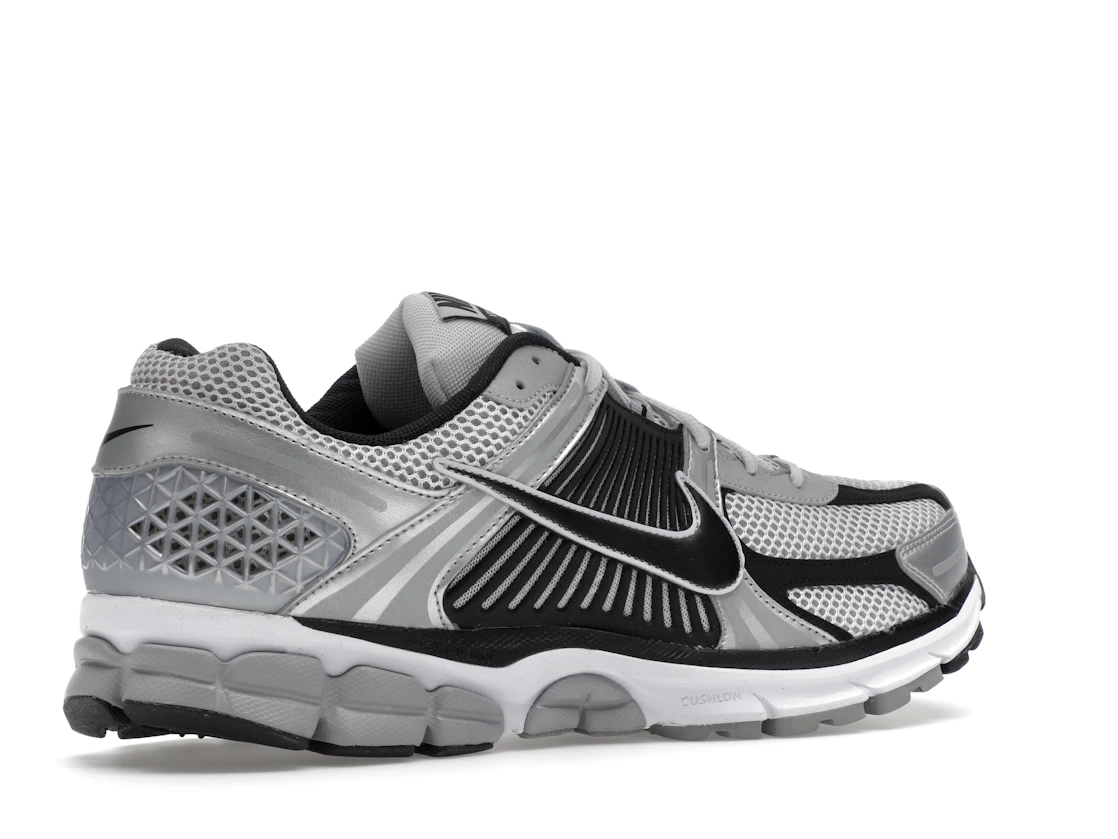 Vue 34 de Nike Zoom Vomero 5 Metallic Silver Black