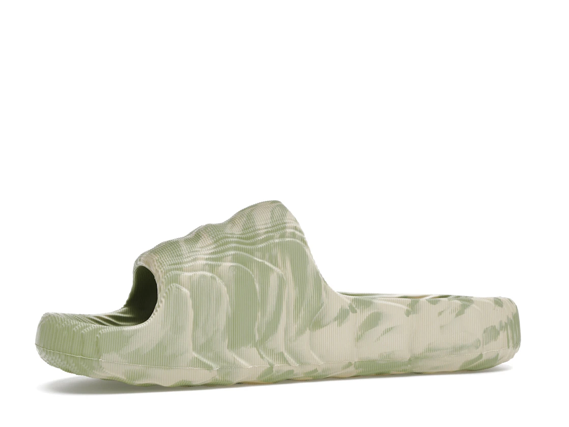 Vue 17 de adidas Adilette 22 Slides Magic Lime St Desert Sand
